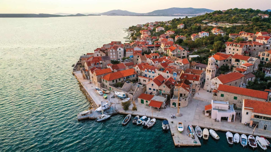 Otok-Prvic-00-1067x600-1